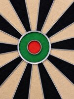Keltik Ravencore Dartscheibe Dartboard Set mit Surround und Steeldarts